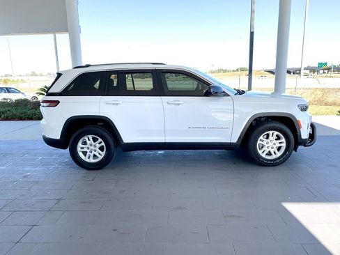 Used 2023 Jeep Grand Cherokee Laredo image 4