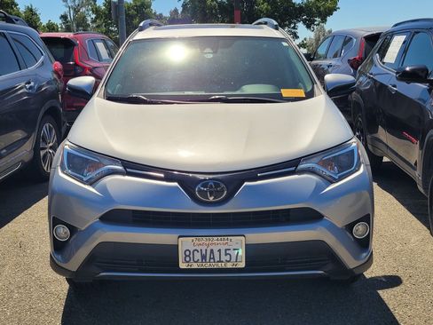Used 2018 Toyota RAV4 XLE FWD image 2