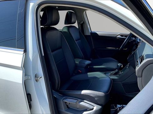 Used 2021 Volkswagen Tiguan SE w/ Panoramic Sunroof Package FWD image 31