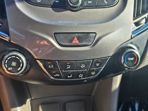 Used 2018 Chevrolet Cruze LT FWD image 28