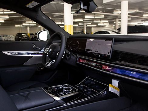 Certified 2025 BMW 760i xDrive w/ Executive Package image 32