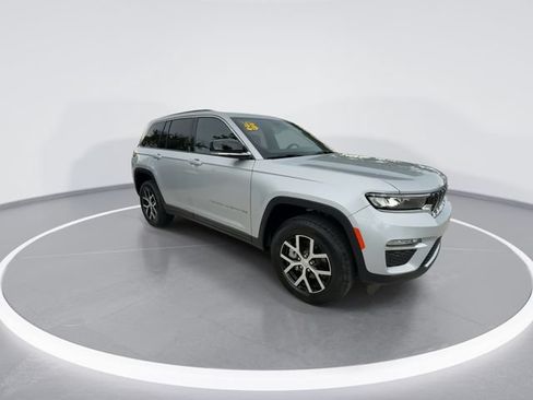 Used 2025 Jeep Grand Cherokee Limited RWD image 2