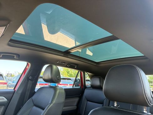 Certified 2023 Volkswagen Atlas Cross Sport SE w/ Panoramic Sunroof Package AWD/4WD image 17