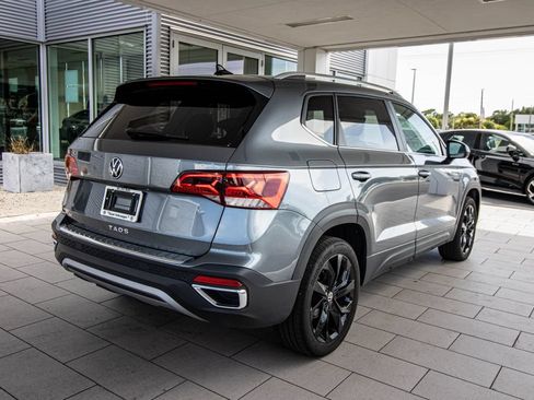Used 2023 Volkswagen Taos SE w/ Panoramic Sunroof Package FWD image 2