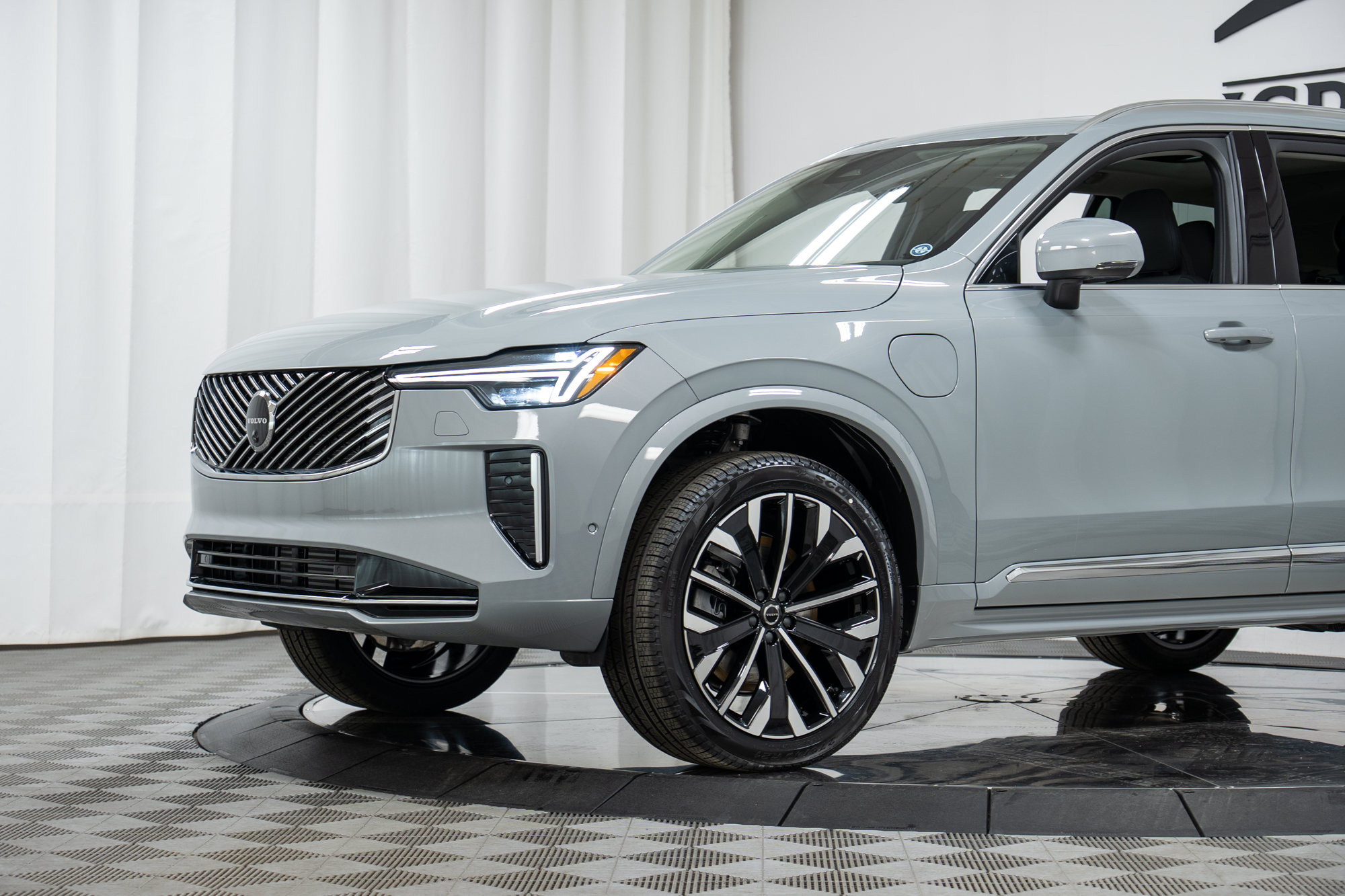 New 2026 Volvo XC90 T8 Plus w/ Protection Package Premier AWD/4WD image 25