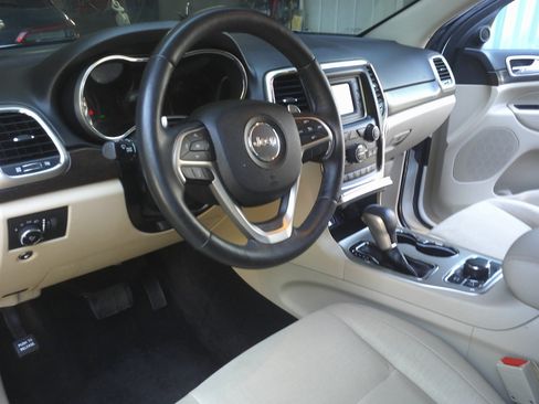 Used 2017 Jeep Grand Cherokee Laredo w/ Quick Order Package 23E AWD/4WD image 17