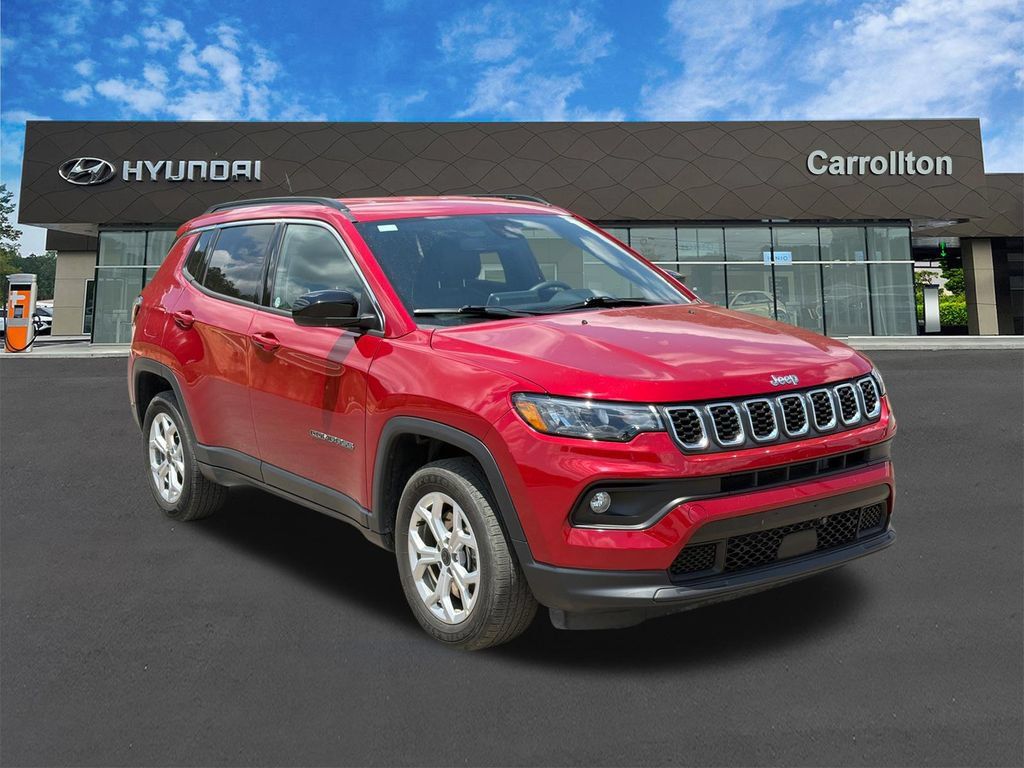Used 2025 Jeep Compass Latitude AWD/4WD image 3