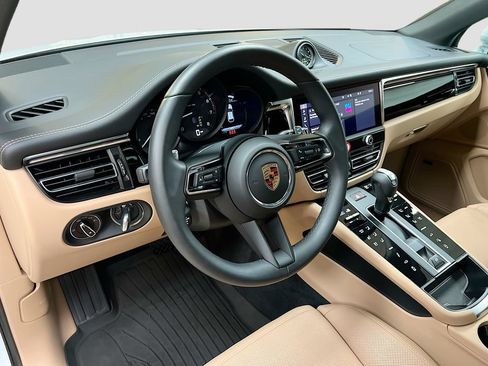 Certified 2026 Porsche Macan AWD/4WD image 4