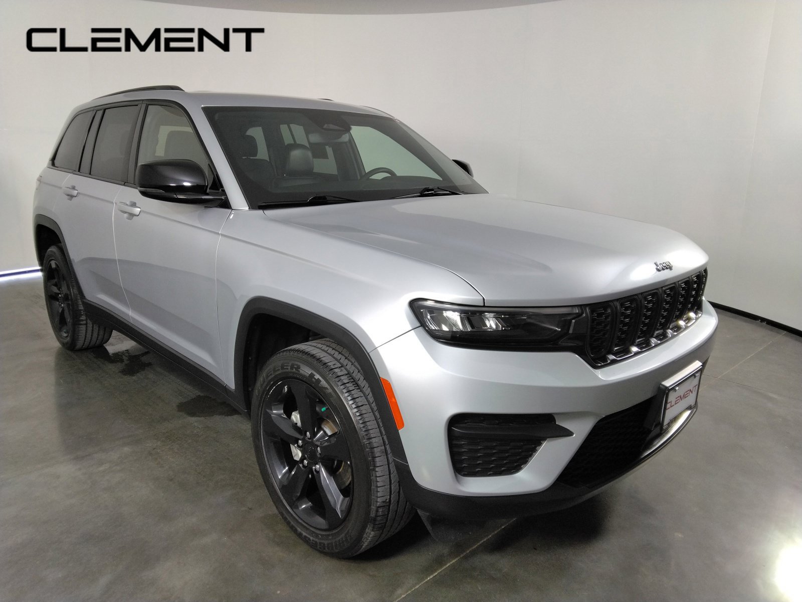 Used 2023 Jeep Grand Cherokee Altitude AWD/4WD image 3