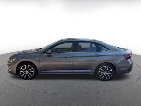 Used 2025 Volkswagen Jetta SE image 9