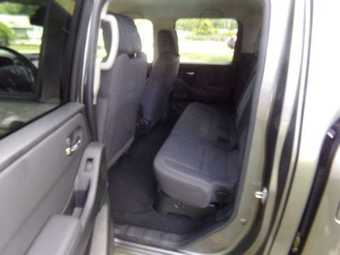 Used 2024 Nissan Frontier SV image 11