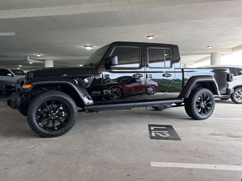 Used 2024 Jeep Gladiator Sport AWD/4WD image 2