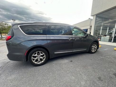 Used 2017 Chrysler Pacifica Limited image 3