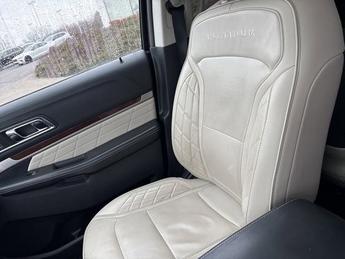 Used 2019 Ford Explorer Platinum image 25
