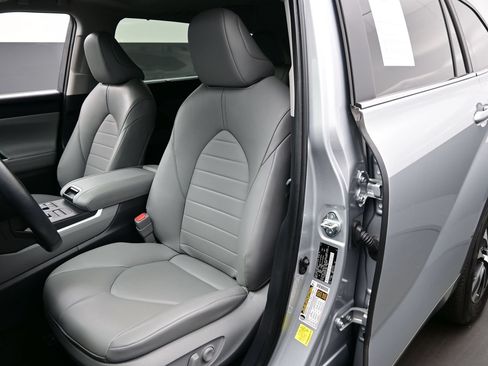 Used 2023 Toyota Highlander XLE AWD/4WD image 12