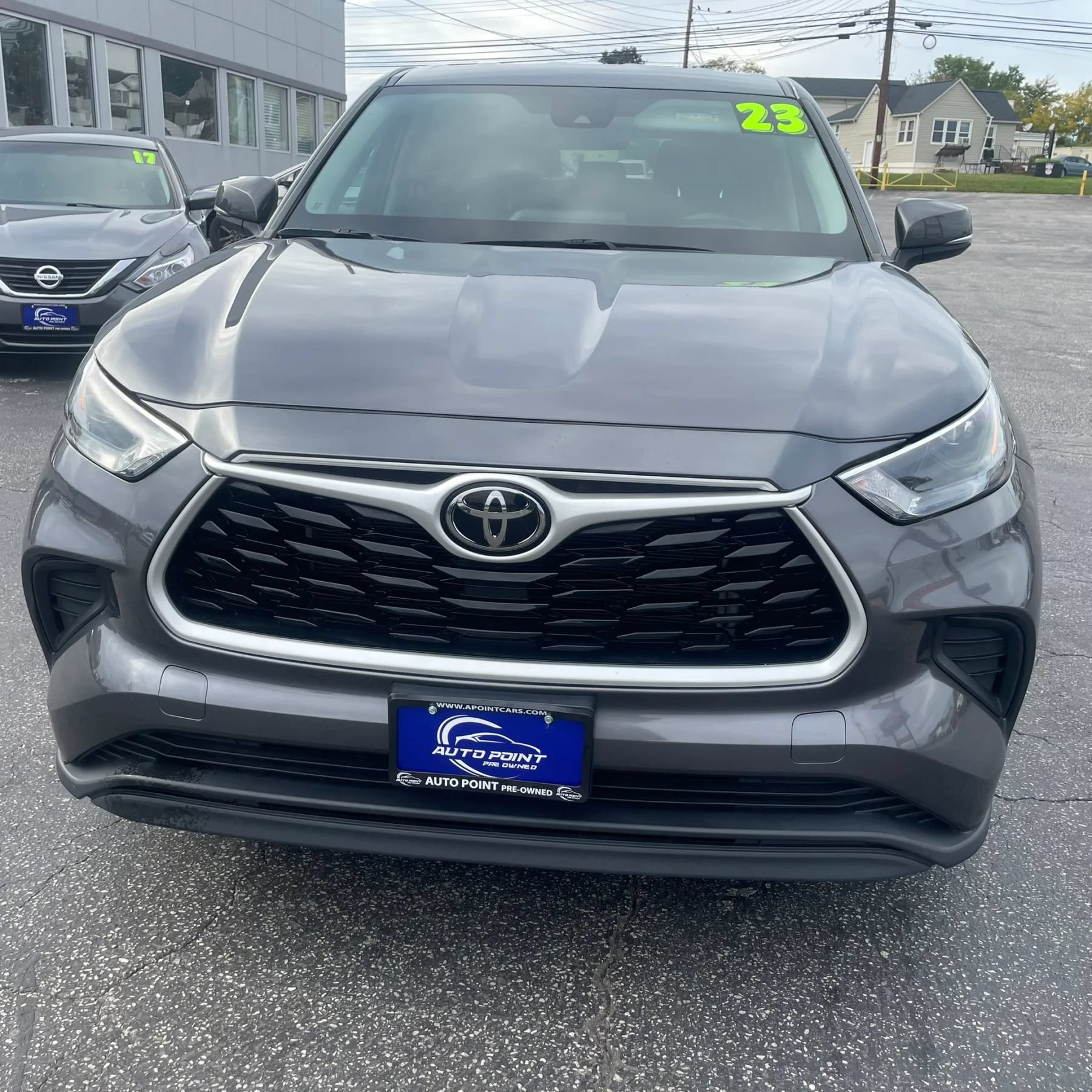 Used 2023 Toyota Highlander L FWD image 2