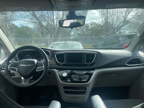 Used 2023 Chrysler Voyager LX image 34