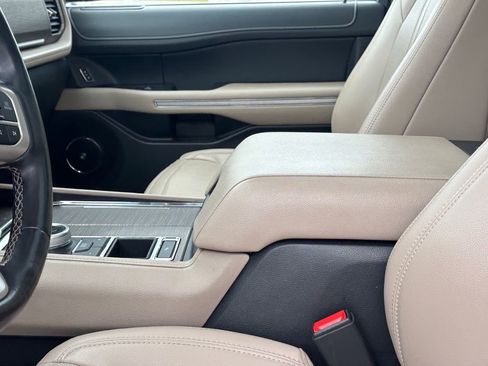 Used 2024 Ford Expedition Limited RWD image 9