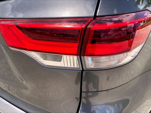Used 2019 Toyota Highlander LE FWD image 30