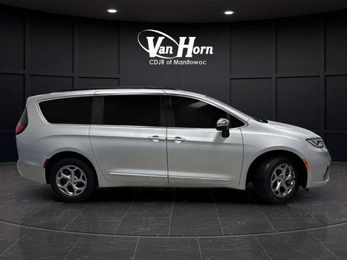 Used 2023 Chrysler Pacifica Limited w/ Uconnect Theater Family Group image 2