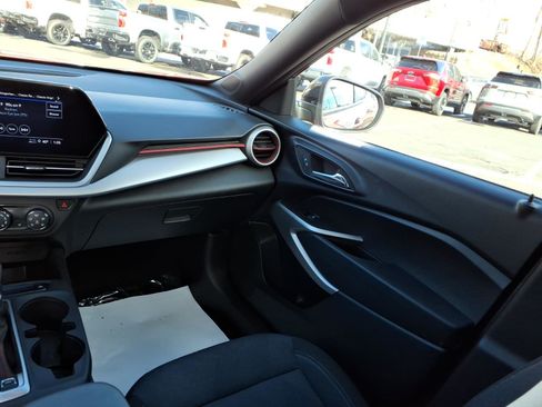 Used 2024 Chevrolet Trax RS w/ Sunroof Package image 16