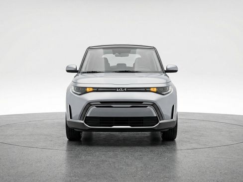 Used 2025 Kia Soul LX w/ LX Technology Package FWD image 2