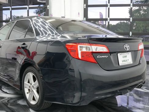 Used 2013 Toyota Camry SE w/ Leather Pkg FWD image 9