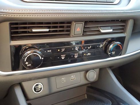 Used 2023 Nissan Rogue S image 25