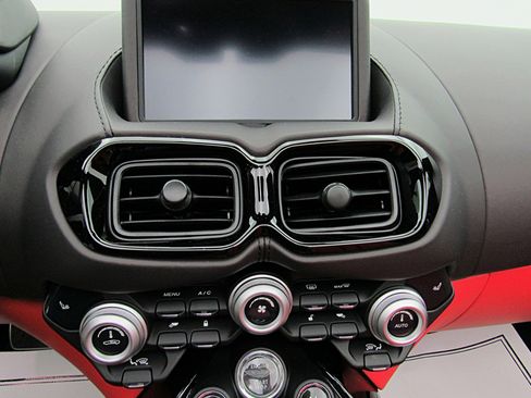 Used 2023 Aston Martin V8 Vantage Roadster image 29