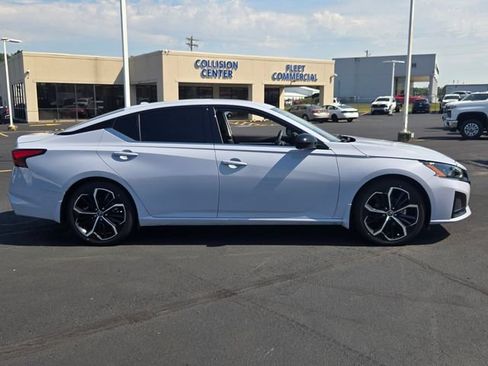 Used 2024 Nissan Altima 2.5 SR w/ SR Premium Package FWD image 2