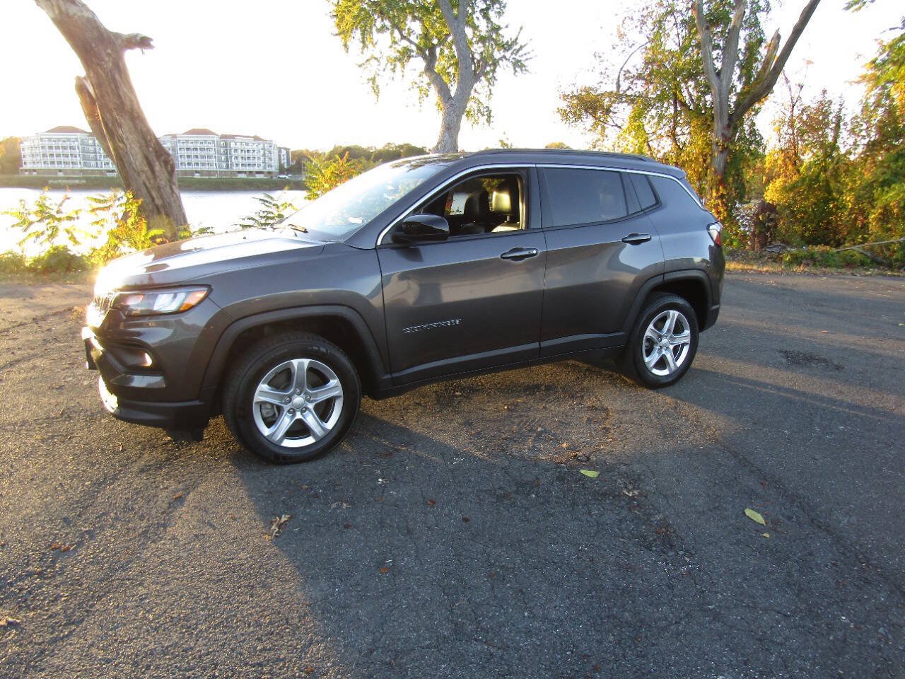 Used 2024 Jeep Compass Latitude AWD/4WD image 3
