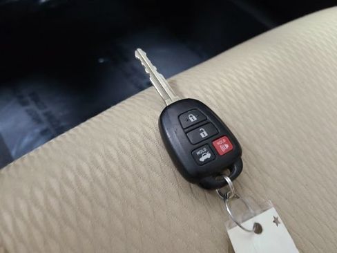 Used 2017 Toyota Corolla LE FWD image 32