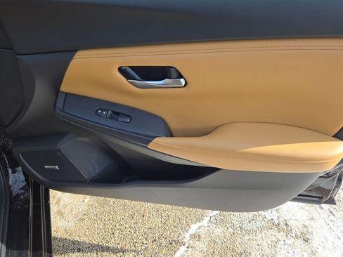 Used 2025 Nissan Sentra SV w/ SV Premium Package image 7