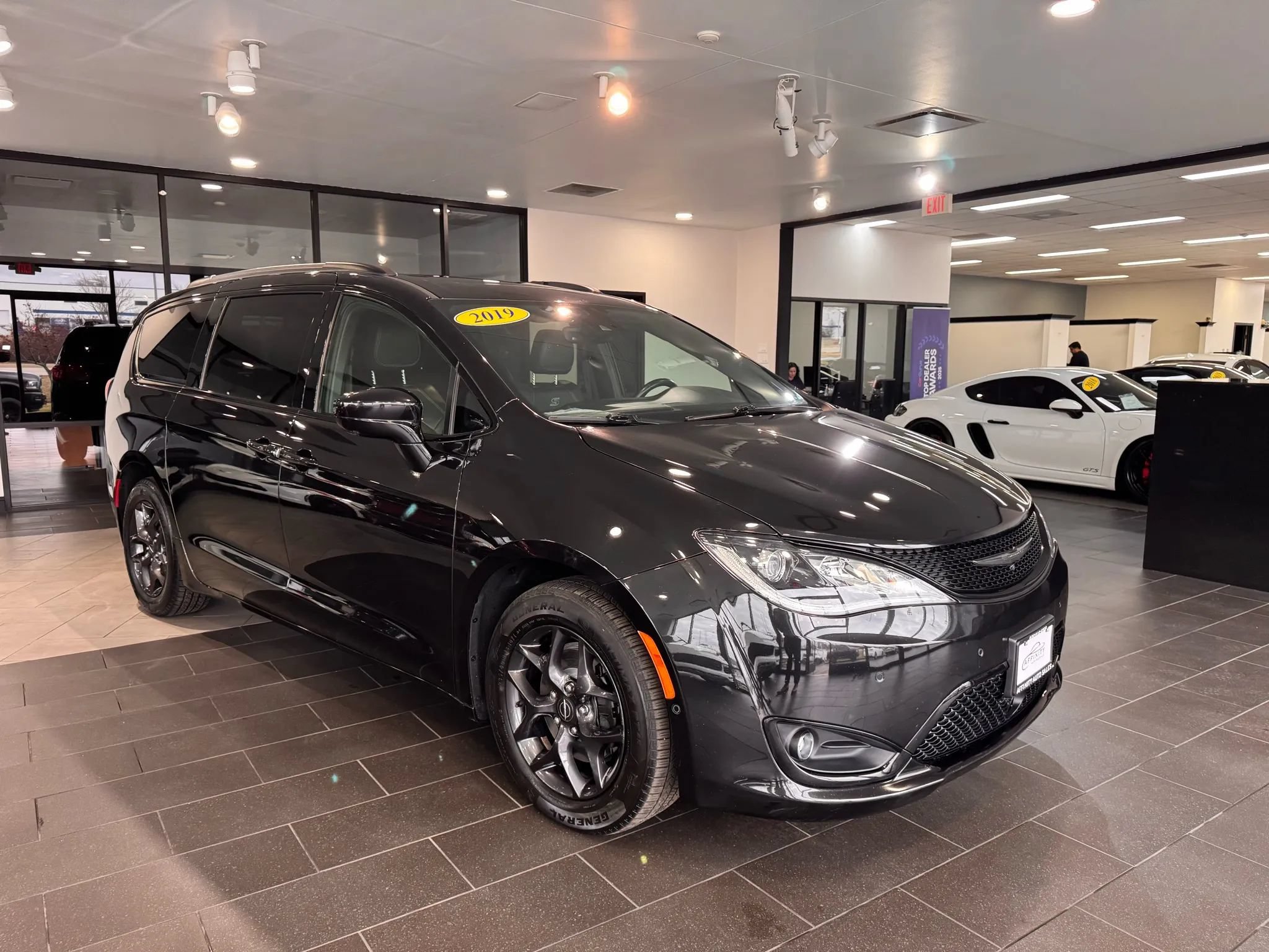 Used 2019 Chrysler Pacifica Touring-L Plus w/ Advanced Safetytec Group FWD image 7