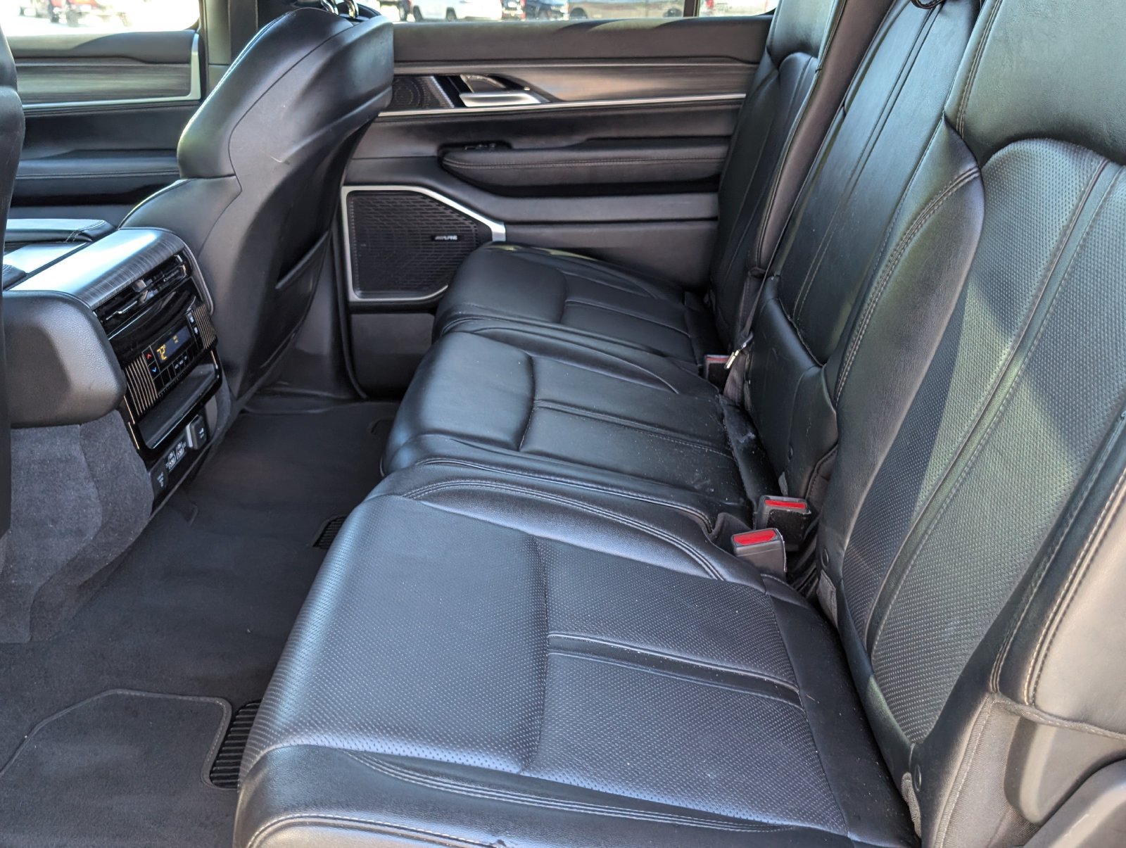 Used 2024 Jeep Wagoneer L Series II w/ Flexible Seating Group AWD/4WD image 10