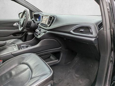 Used 2025 Chrysler Pacifica Limited image 23