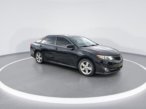 Used 2014 Toyota Camry SE w/ Moonroof Package FWD image 2