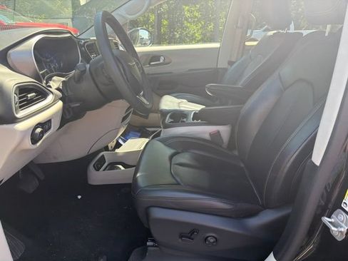 Used 2023 Chrysler Pacifica Touring-L FWD image 21