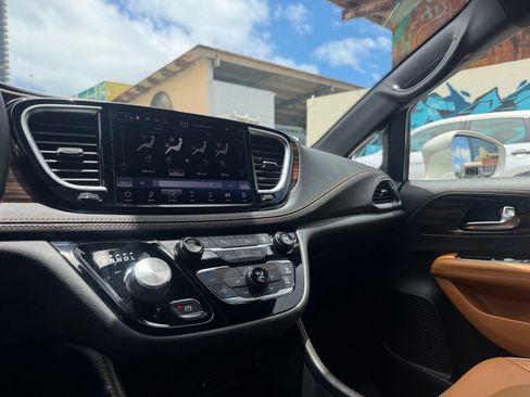 Used 2021 Chrysler Pacifica Pinnacle FWD image 21