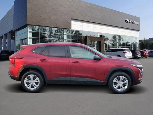 Used 2025 Chevrolet Trax LS image 4