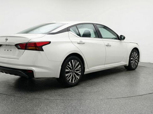 Used 2025 Nissan Altima 2.5 SV image 9