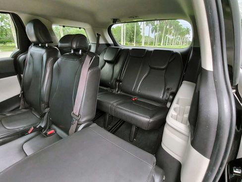 Used 2022 Kia Carnival EX FWD image 15