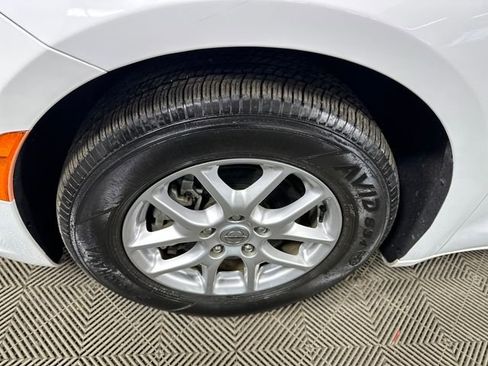 Used 2022 Chrysler Pacifica Touring-L image 10