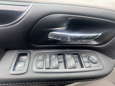 Used 2016 Chrysler Town & Country Limited image 10