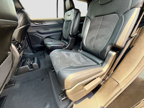 Used 2024 Jeep Grand Cherokee L Altitude AWD/4WD image 20