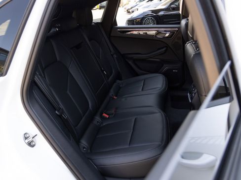 Certified 2026 Porsche Macan AWD/4WD image 31