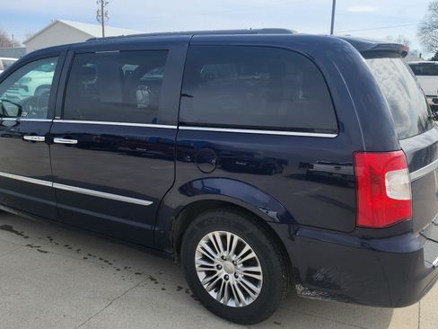 Used 2013 Chrysler Town & Country Touring-L w/ Driver Convenience Group image 5