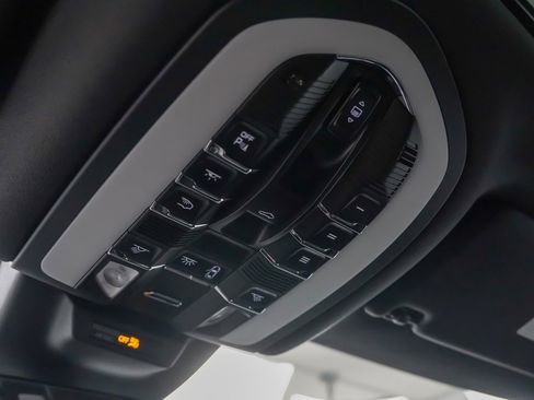 Certified 2025 Porsche Macan image 28