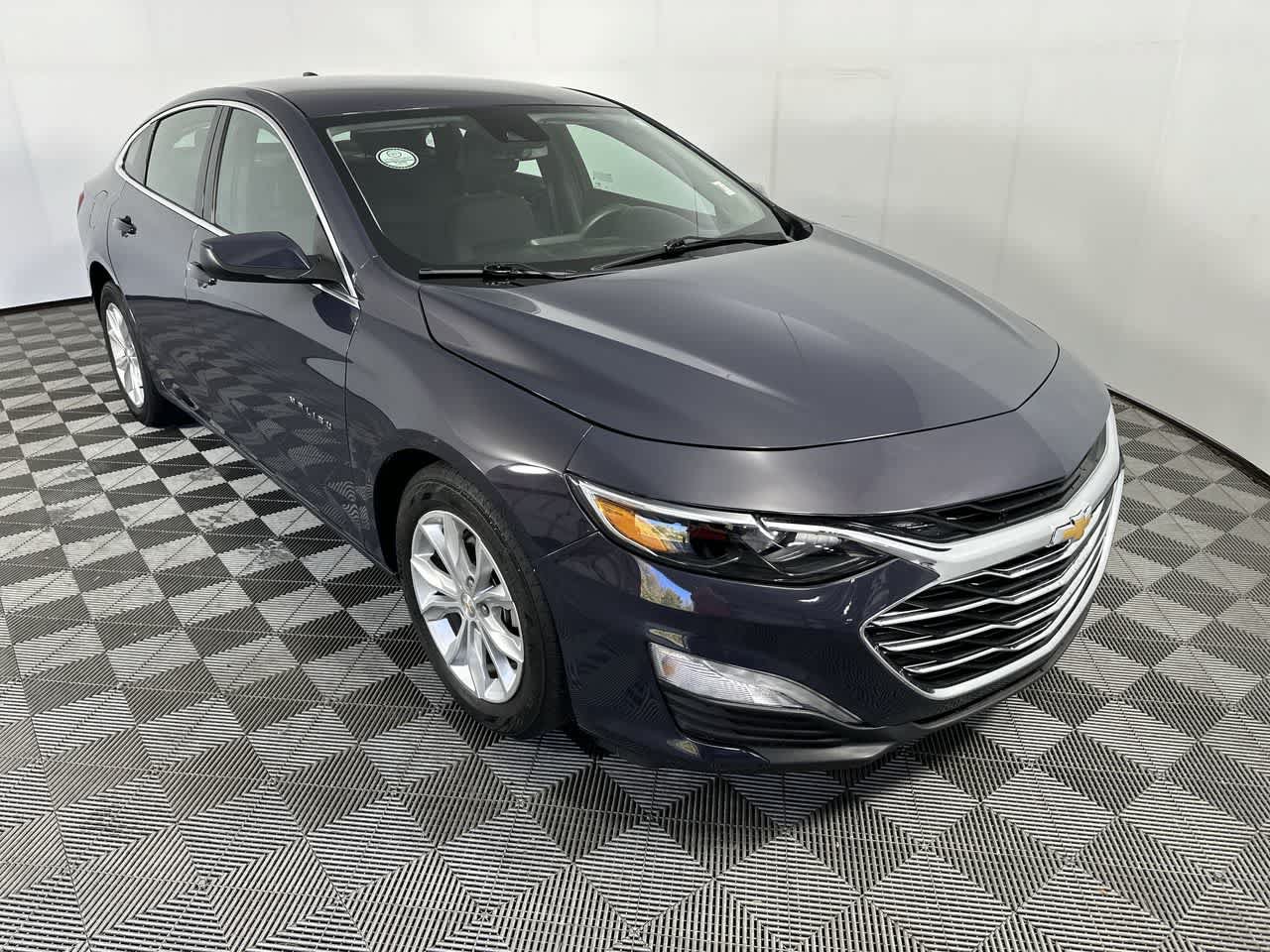 Used 2025 Chevrolet Malibu LT FWD image 2