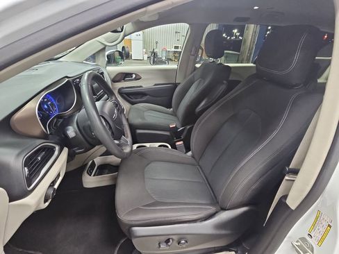 Used 2023 Chrysler Voyager LX image 15